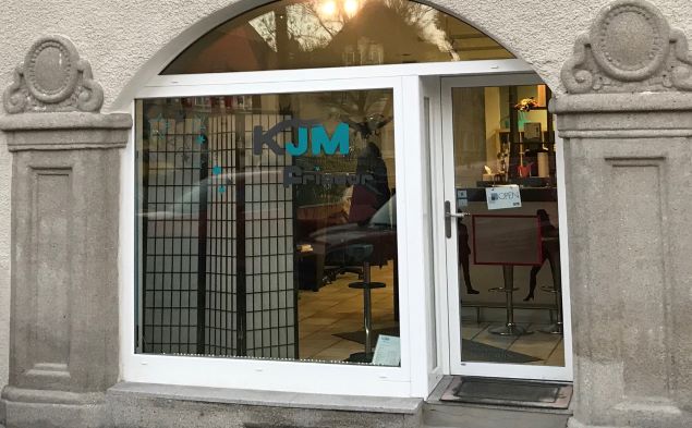 Eingang von KJM-Friseur